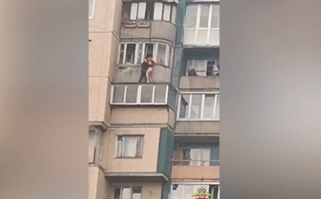 В Петербурге полицейский спас девушку от падения с 15-го этажа0