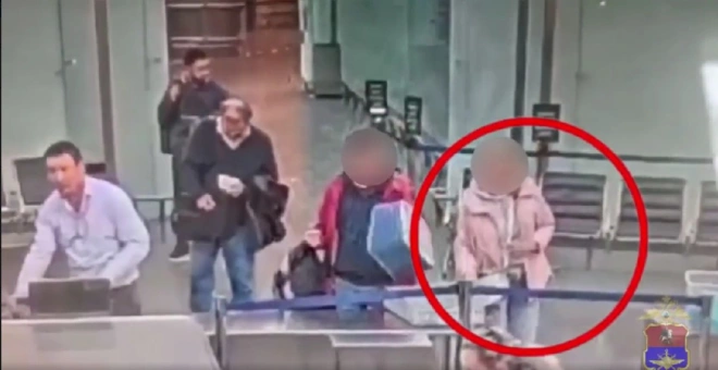 В аэропорту Внуково транспортные полицейские сняли с рейса пассажирку, подозреваемую в краже часов0