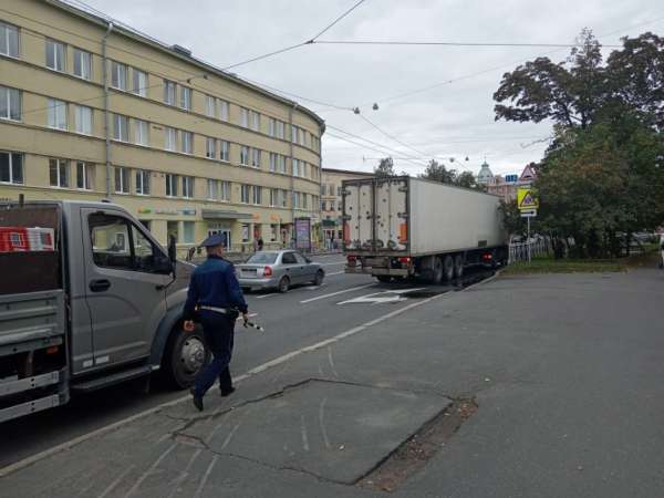 Инспекторы ГИБДД останавливают большегрузы после смерти самокатчика под колесами грузовика