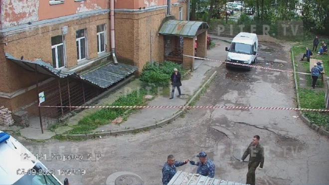 У военкомата в Невском районе нашли части взрывного устройства