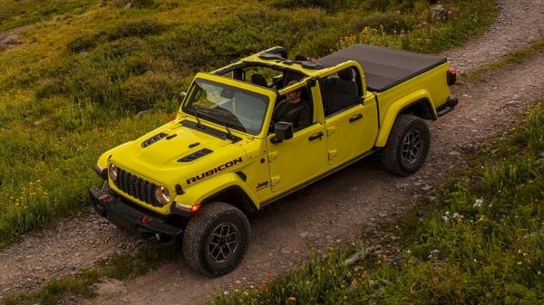 Jeep обновил Gladiator: новая решётка радиатора, большой экран в салоне и отказ от дизеля