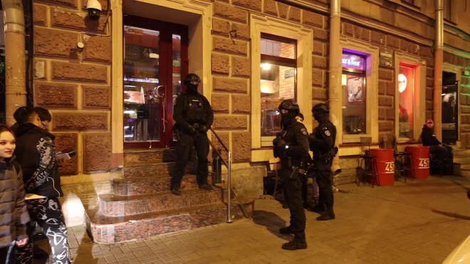 В Петербурге приостановили работу четырех баров после рейда