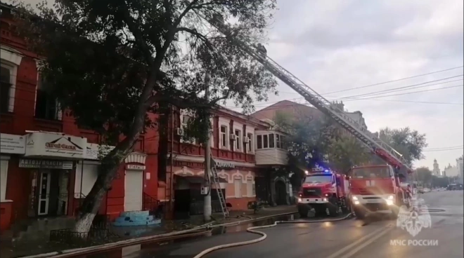В Астрахани загорелось двухэтажное нежилое здание0