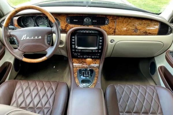 Качественную реплику ГАЗ-21 «Волга» на базе Jaguar XJ продают за 1,5 млн рублей