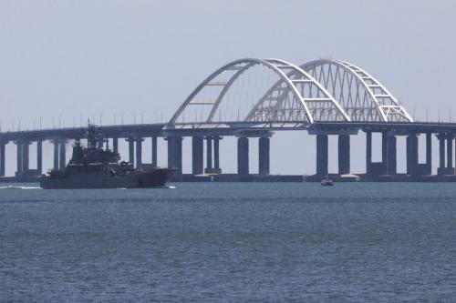 В движении на Крымском мосту вводились ограничения 