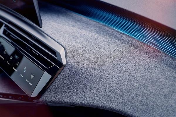 Новый Peugeot 3008 дебютировал в виде электромобиля, но версии с ДВС тоже будут