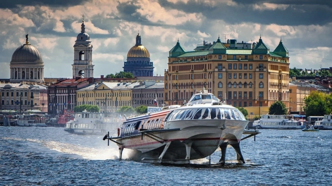 Иностранные туристы заинтересовались прогулками на теплоходах в Петербурге