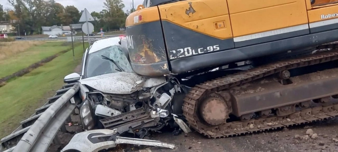 Большегруз уронил экскаватор на легковушку на развязке КАД с Приморским шоссе