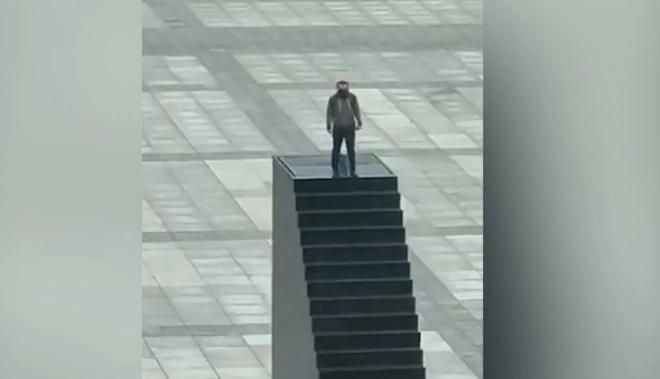 СМИ: неизвестный забрался на памятник в Варшаве и угрожает устроить взрыв0