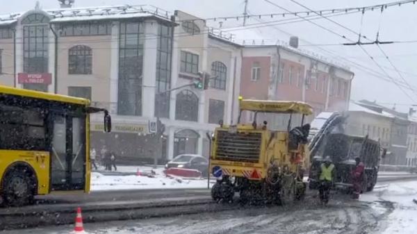 Множество ДТП и 10-балльные пробки: снегопад в Ярославле