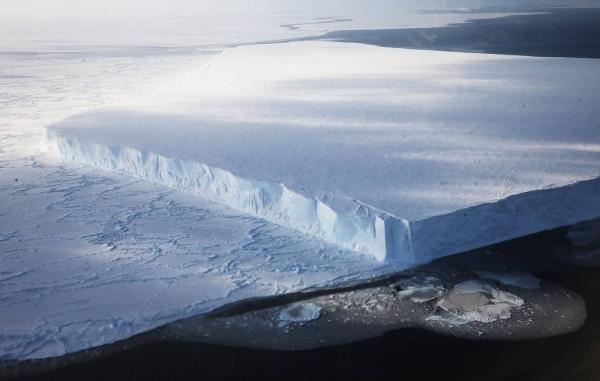 Внутри трещин в подножии льдов Антарктики обнаружили теплые течения

