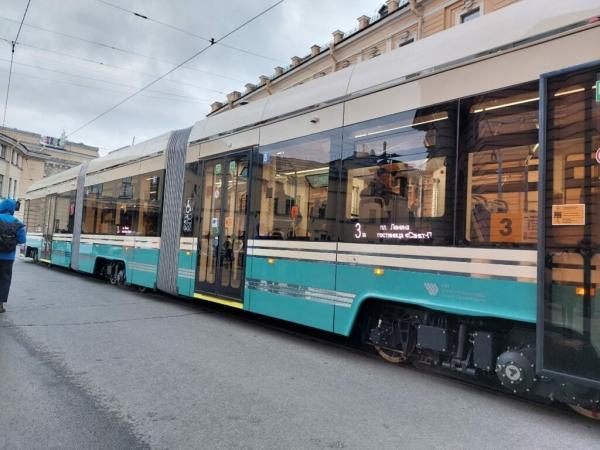 Петербуржцам показали, как «Достоевский» маневрирует по историческим трамвайным путям