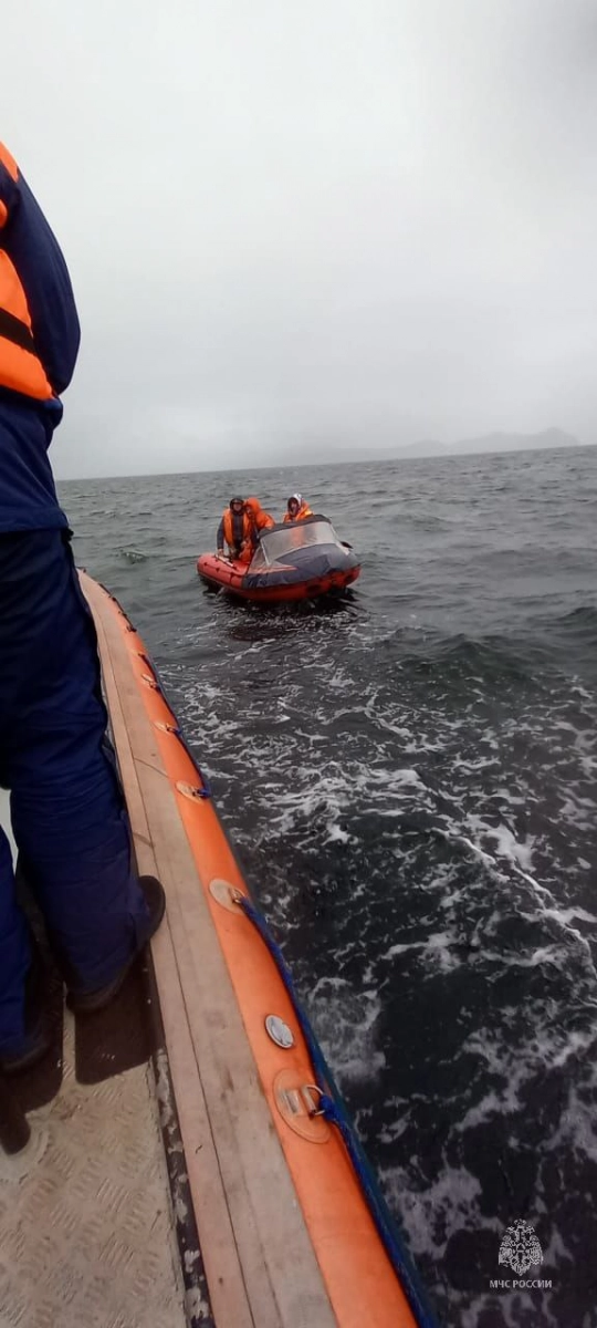 В Магадане спасли троих рыбаков, которых уносило в открытое море0