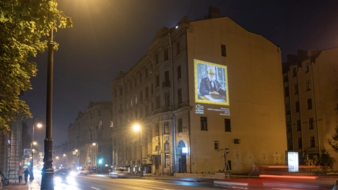 Здания Петербурга украсили картинами из собрания Русского музея в День учителя