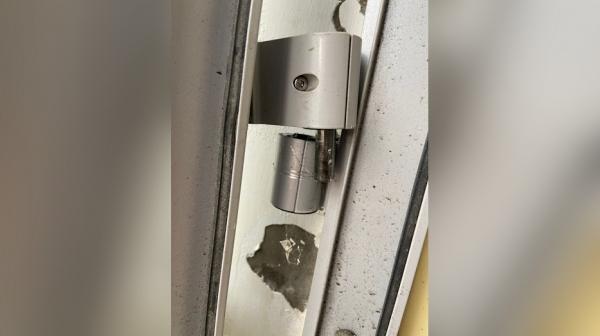 Нетрезвый петербуржец сорвал в петель дверь в отделение банка на Гражданском проспекте