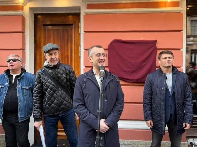 На Рубинштейна открыли мемориальную доску в память о Ленинградском рок-клубе