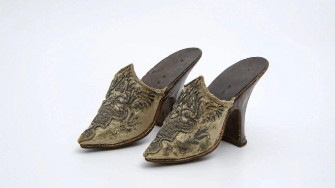 Коллекция Эрмитажа пополнилась обувью XVII-XIX веков