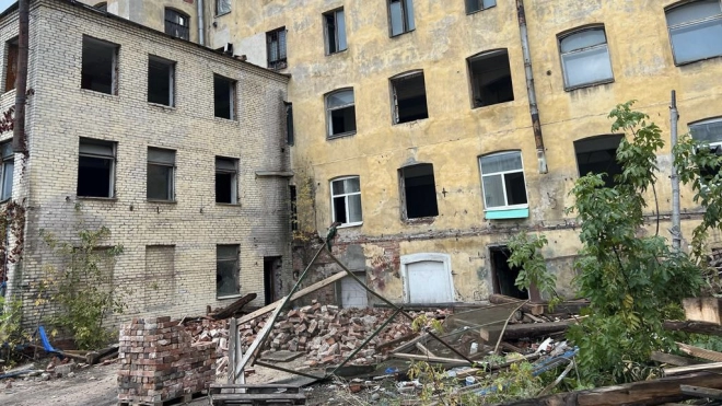 После обрушения флигеля дома Устинова в Петербурге возбуждено уголовное дело