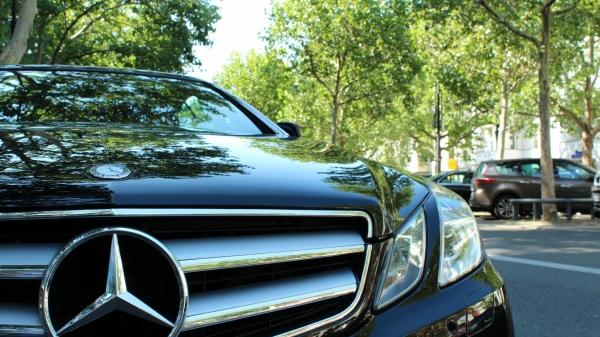 Петербуржец чуть не получил «строгач» за оторванные эмблемы с Mercedes