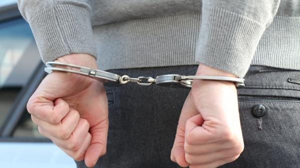 За сломанную коллеге ключицу петербургскому экс-полицейскому дали 4 года колонии
