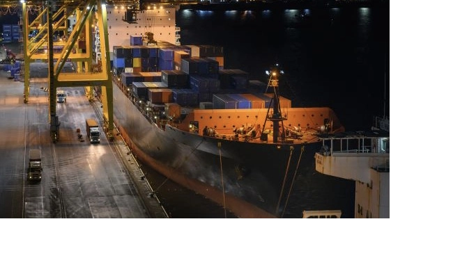 Петербургский порт принял из Китая 294-метровый контейнеровоз на три причала