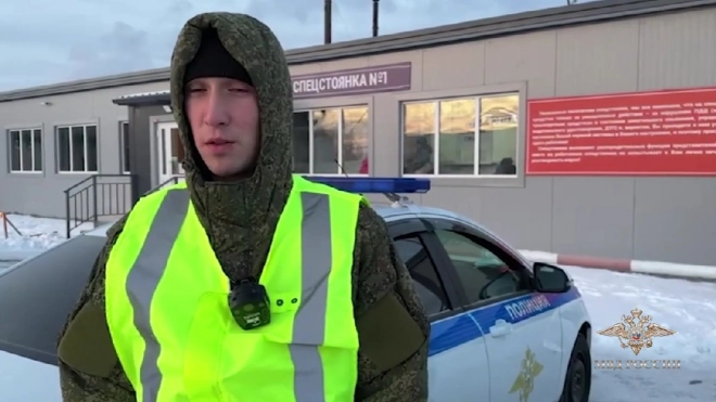 В Якутске сотрудник ДПС запрыгнул на кузов автомобиля для остановки нарушителя0