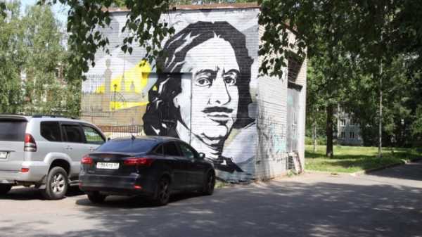 В Петербурге стену трансформаторной подстанции украсили портретом Петра Первого