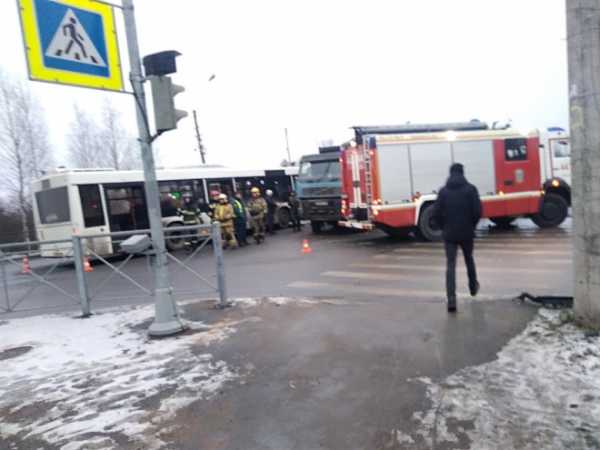 Момент ДТП с автобусом и грузовиком на Петрозаводском шоссе попал на видео0