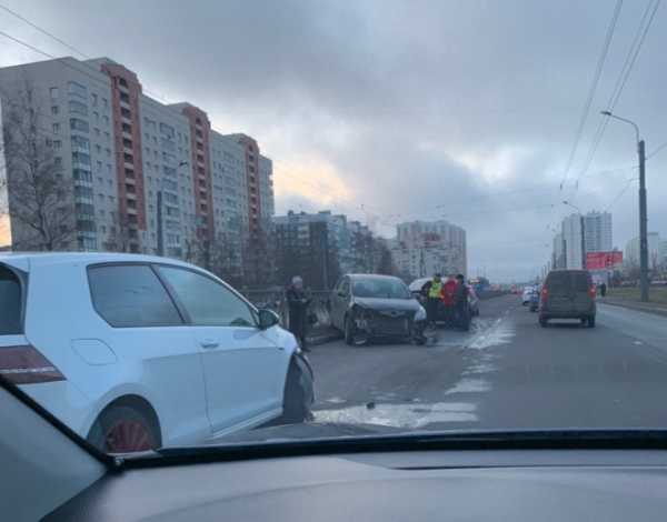 Петербургские водители встретили пятницу в кюветах. В городе перевернулось сразу три машины3