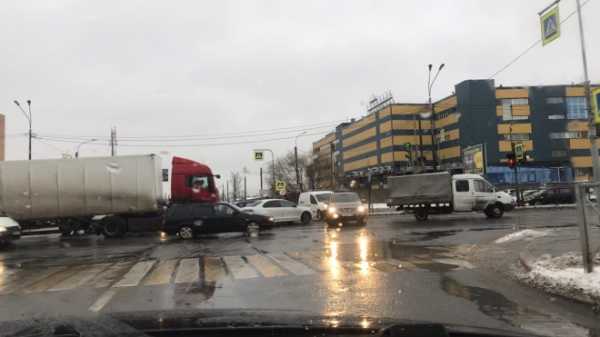 Массовое ДТП на Софийской перекрыло перекресток с Южным шоссе