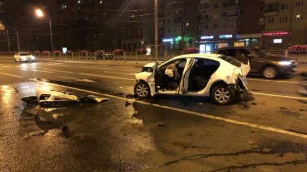 В Петербурге пьяный сотрудник автомойки угнал BMW и устроил аварию