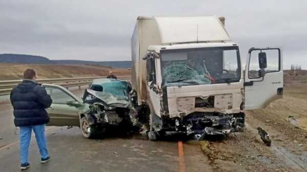 В Крыму в ДТП с грузовиком и легковушкой погибли 3 человека 