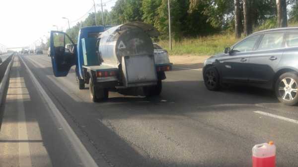 Водитель легковушки решил проучить молоковоз на Выборгском шоссе