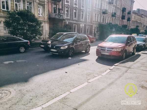 Девушку-пешехода откинуло на соседний автомобиль после аварии на Подольской улице0