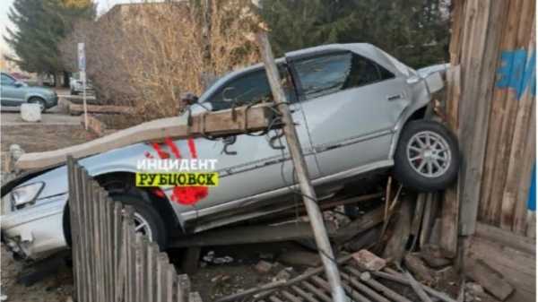 В Алтайском крае полицейский врезался на машине в частный дом 