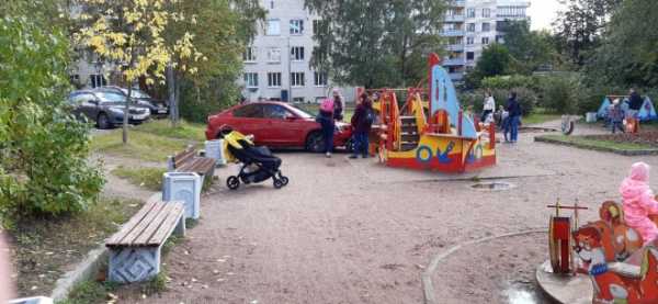 Автоледи перепутала газ и тормоз и влетела на детскую площадку на Бестужевской1