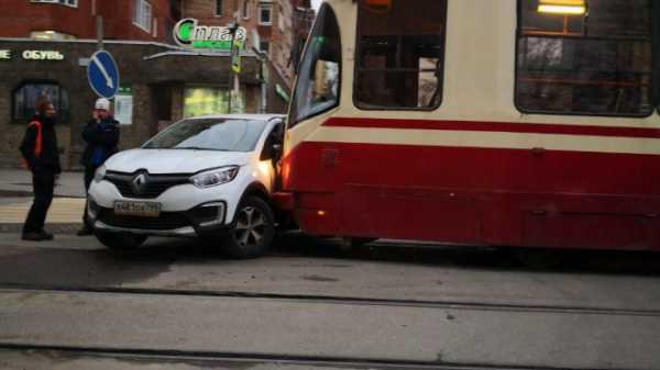 Петербуржцы: трамвай встретился с каршерингом в Калининском районе