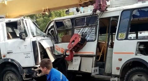 В Челябинске автокран протаранил три маршрутки и насмерть сбил пешехода2