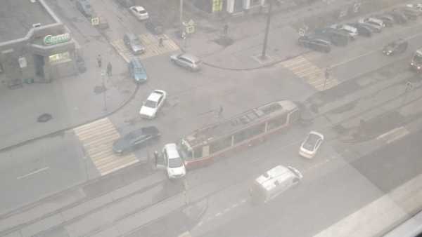 Петербуржцы: трамвай встретился с каршерингом в Калининском районе1