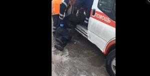 Врачи скорой помощи попали на видео, протащив пациента по грязи2