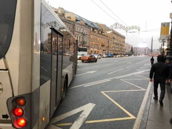 Движение по Невскому проспекту перекрыл автобус 1