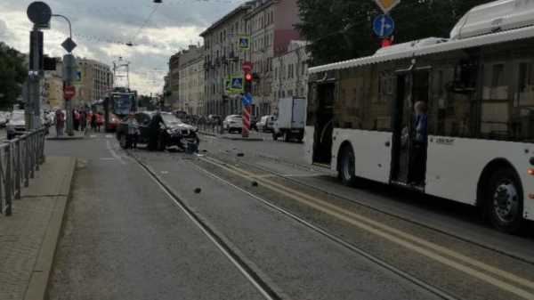 BMW потерял бампер в ДТП с автобусом на Лиговском