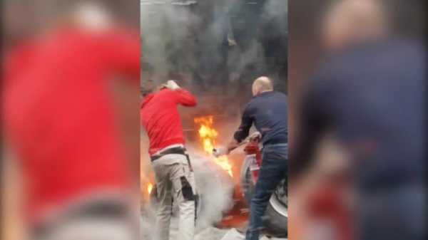 Видео: на Выборгском шоссе у КамАЗа загорелось колесо0