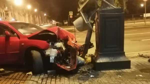 Красная Mazda врезалась в столб после гонки с мотоциклом на Московском проспекте