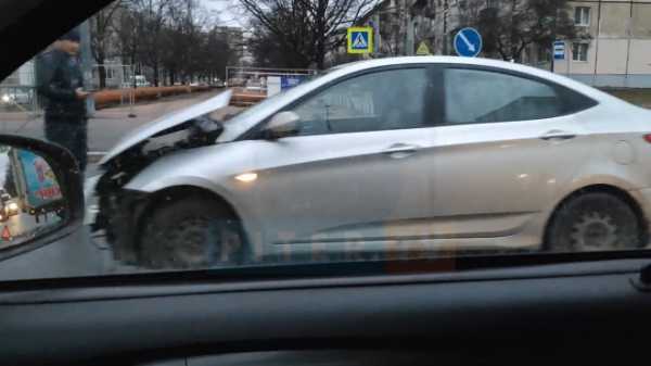 В Калининском районе иномарка столкнулась с фургончиком молока. Образовалась пробка0