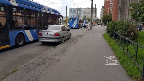Две Kia Rio перекрыли перекресток Комендантского проспекта и улицы Шаврова1