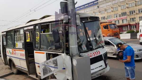 В Красноярске маршрутный ПАЗ протаранил столб, 6 пассажиров в больнице