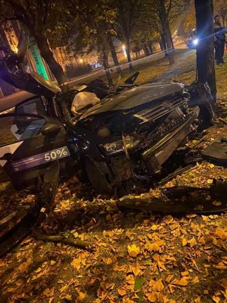 В Петербурге студент на каршеринговом авто врезался в дерево и погиб2