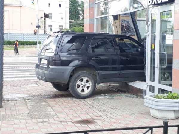 Автомобиль протаранил кафе в Петербурге1