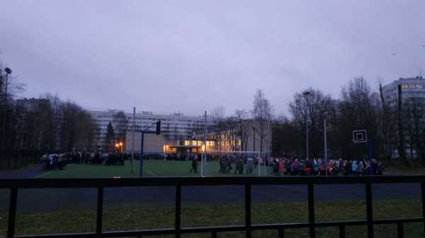 На улице Стойкости началась утренняя эвакуация школы № 283